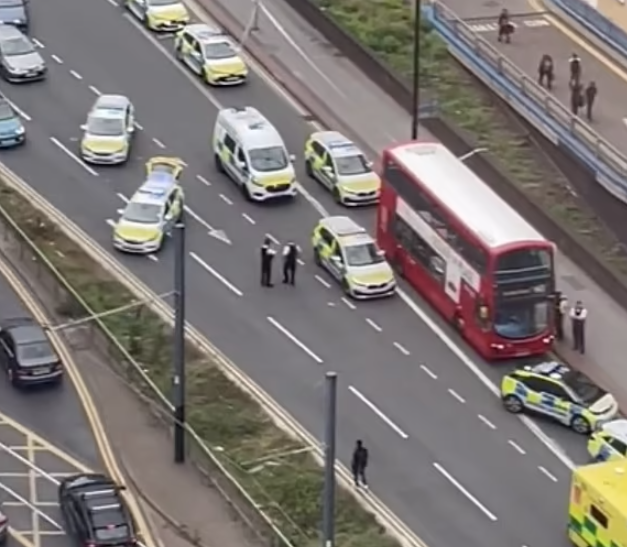 英國倫敦17歲少年斬死15歲少女 疑送花遭拒 現場遺下花束