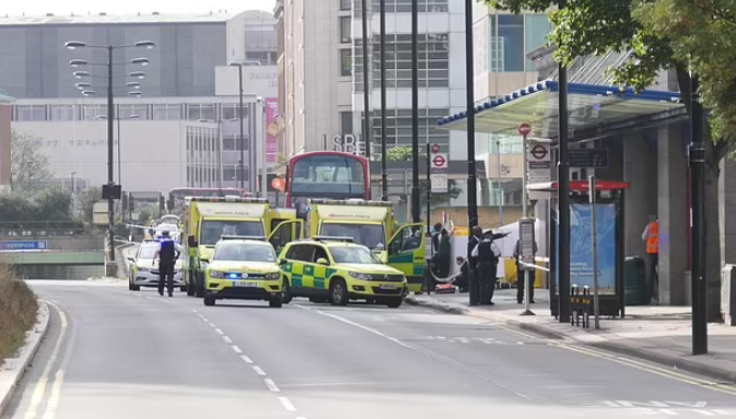 英國倫敦17歲少年斬死15歲少女 疑送花遭拒 現場遺下花束