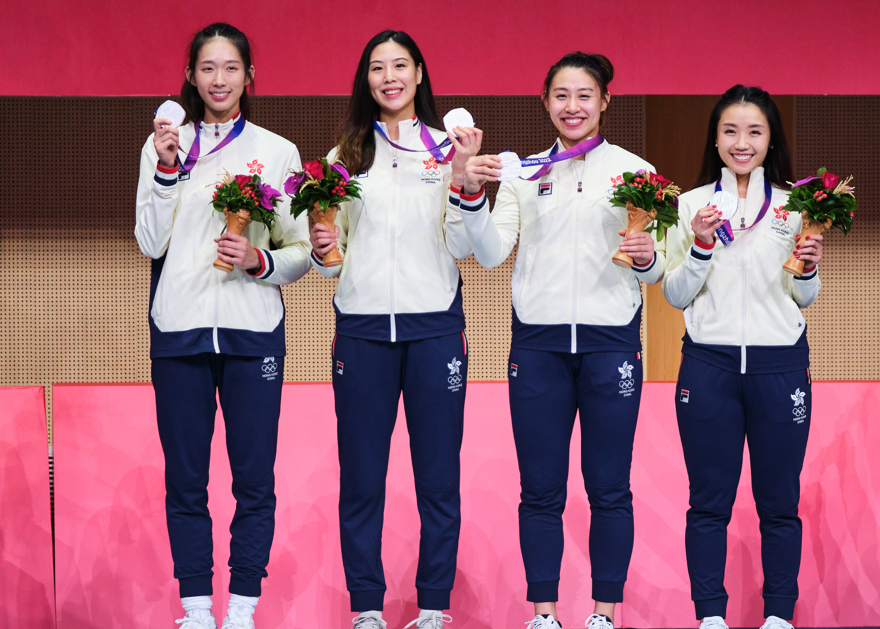 江旻憓、陳渭泠、佘繕妡及朱嘉望於女子重劍團體決賽以34:36不敵南韓奪銀(港協暨奧委會)