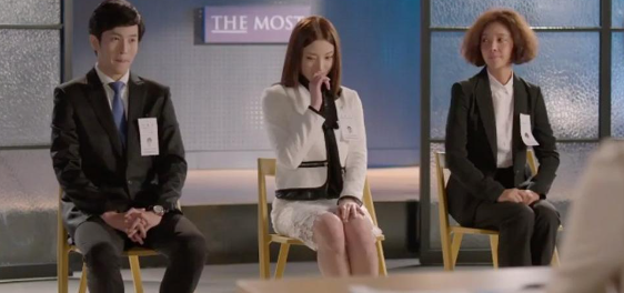 事主亦揚言「我讀完了master卻來這裡放下學歷光環,面試最基拙的工作」。(圖片來源:MBC《她很漂亮》劇照)