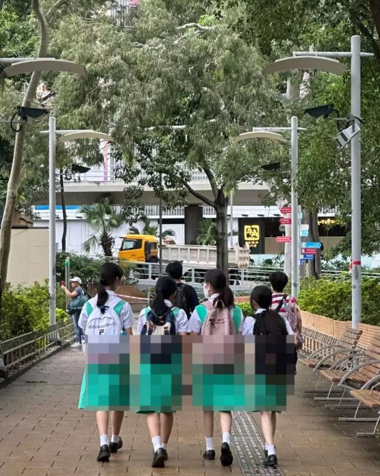 發文者直指自己在銅鑼灣街頭看到「穿校服加紮馬尾」的中學生時,回想起自己在內地讀書時的快樂和對來港讀書的嚮往。(圖片來源:小紅書)