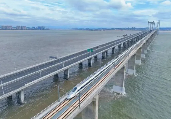 「福廈高鐵」今日(28日)早上開通營運,是內地首條時速達到350公里的跨海高鐵 (網上圖片)