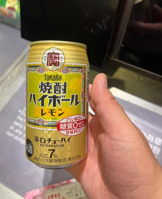 惟香港網民睇到後逐一分析,指他之所以在超級市場被限制購物,全因他買了一罐酒精飲品。(圖片來源:小紅書)