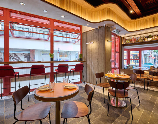 巧妙地運用簡約純粹的自然木系營造現代風設計,享受鬧市中的異國度假感覺。