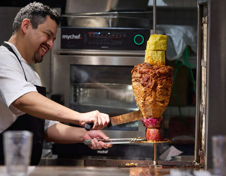 Al Pastor烹飪方式把豬肩肉用Achiote醬汁、醋油等醃製過夜,經醃生豬肉逐層卷在直立式旋轉烤肉架,菠蘿放在肉架頂架