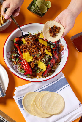 慢火烤約45分鐘把外層熟透豬肉逐層刮掉,連同番茄紅辣椒莎莎、洋蔥、芫茜和經燒菠蘿包進粟米夾餅