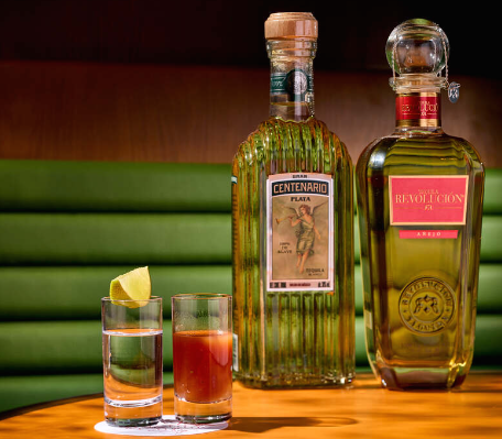 細膩的龍舌蘭酒作為墨西哥靈魂之一,用藍龍舌蘭草蒸餾陳釀,不論選擇傳統單喝或是作基酒調製雞尾酒,都能感受龍舌蘭酒的非凡魅力。