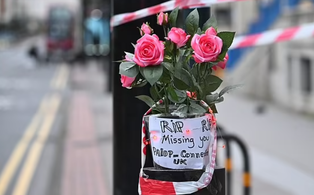 英國斬人案|案發後,民眾在現場獻花及留言悼念被殺少女。(互聯網)