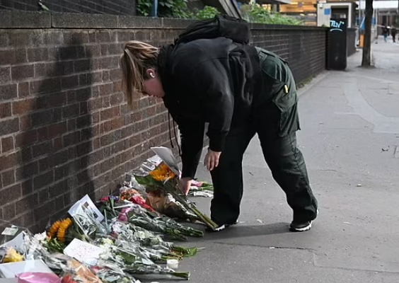 英國斬人案|案發後,民眾在現場獻花及留言悼念被殺少女。(互聯網)