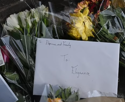 英國斬人案|案發後,民眾在現場獻花及留言悼念被殺少女。(互聯網)