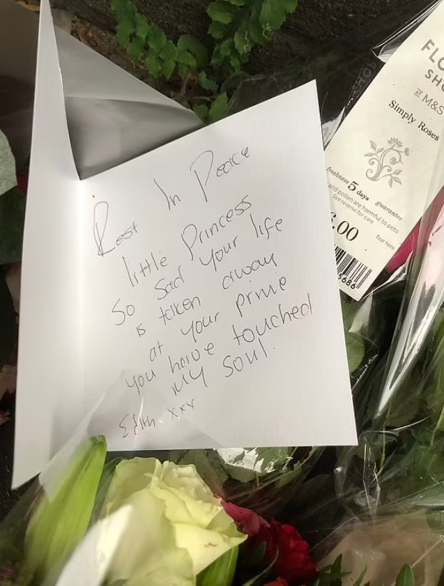 英國斬人案|案發後,民眾在現場獻花及留言悼念被殺少女。(互聯網)