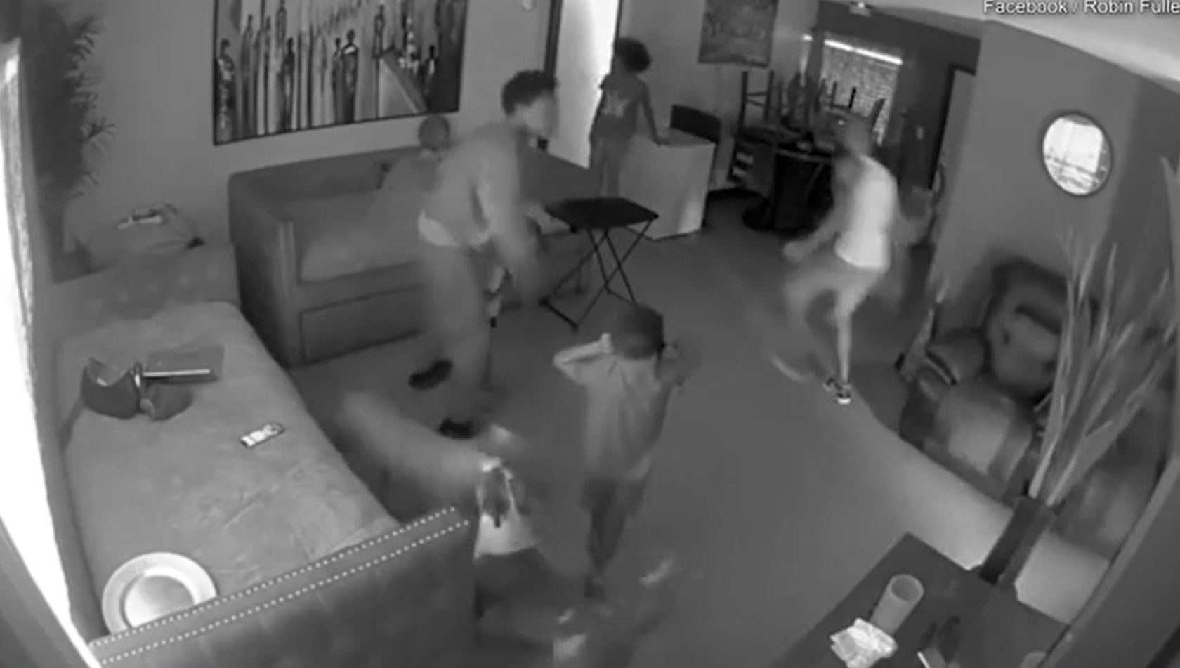 手槍亂放梳化 美3歲女童誤拿 開槍射爆手 嚇人片段曝光(有片)