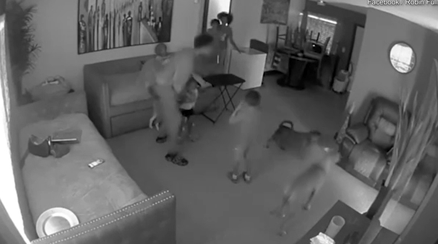 手槍亂放梳化 美3歲女童誤拿 開槍射爆手 嚇人片段曝光(有片)