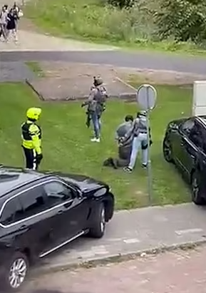 槍手被捕後表現合作 (影片截圖)