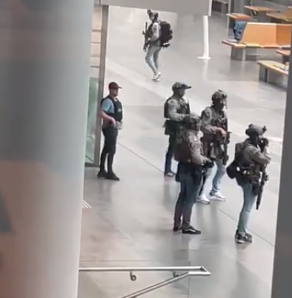 大批持槍警員趕往大學(影片截圖)