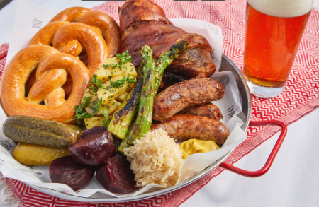 套餐包括多款可供分享的德國美食。