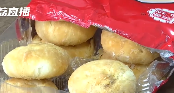 月餅廠指只是在印有效期限時不小心印錯,產品本身絕對沒有問題(影片截圖)