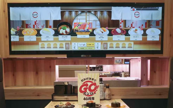 壽司郎決定在桌前擺放1.5米的大熒幕,模擬壽司「迴轉」,希望透過科技平衡衞生與傳統的用餐方式。(網上圖片)