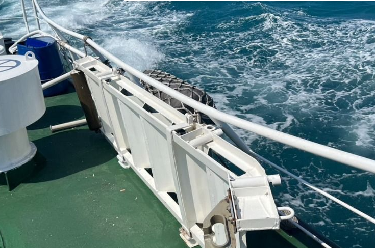 台巡防艇受損,左舷欄杆變形。(網上圖片)