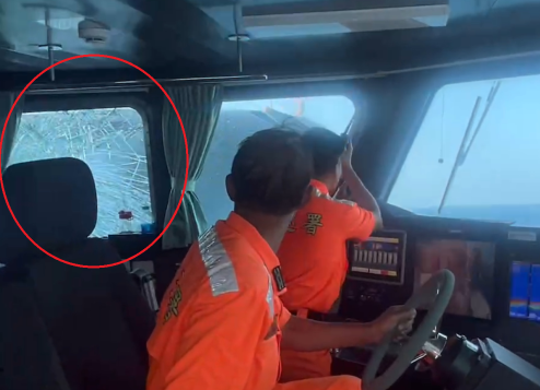 台巡防艇受損,駕駛艙玻璃爆裂。(網上圖片)