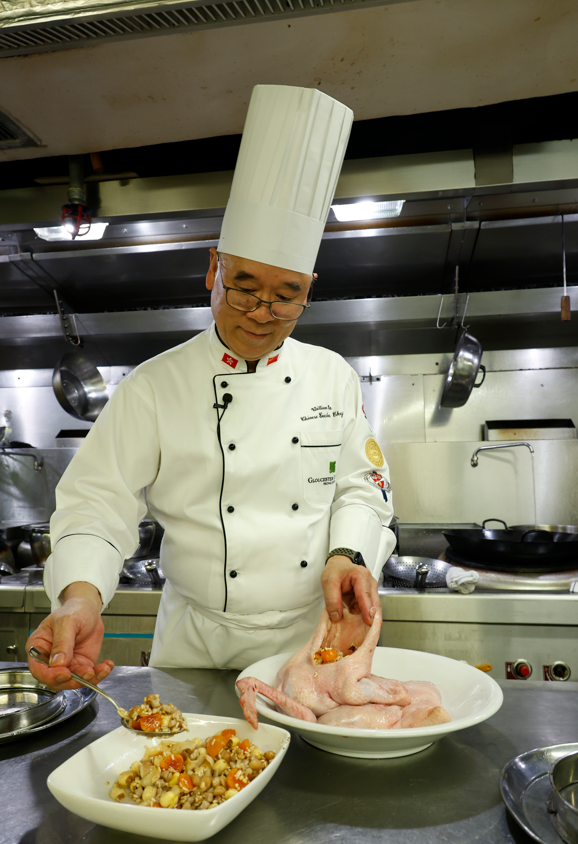 馬師傅除致力推廣傳統粵菜外,更承先啟後地改良粵菜令其變得健康入時。(攝:林俊源)