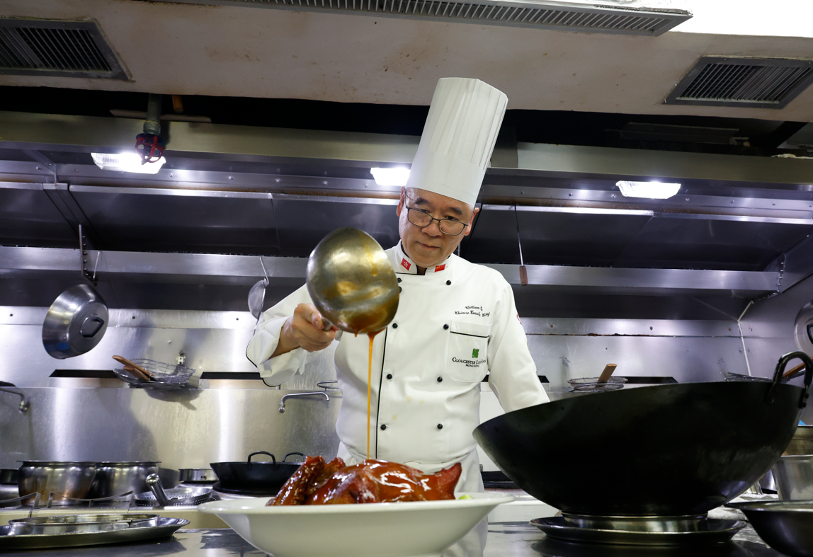 馬師傅亦有因應時代去改變,例如過往懷舊菜口味較重,在現代人更追求健康的情況下,他便要在懷舊菜的基礎上去烹調。(攝:林俊源)