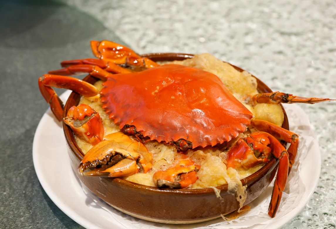 台山蟹砵要以熱油澆熟以做到有焗的效果,而鬆化的蛋混合了蟹和豆豉的香氣,十分惹味。(攝:林俊源)