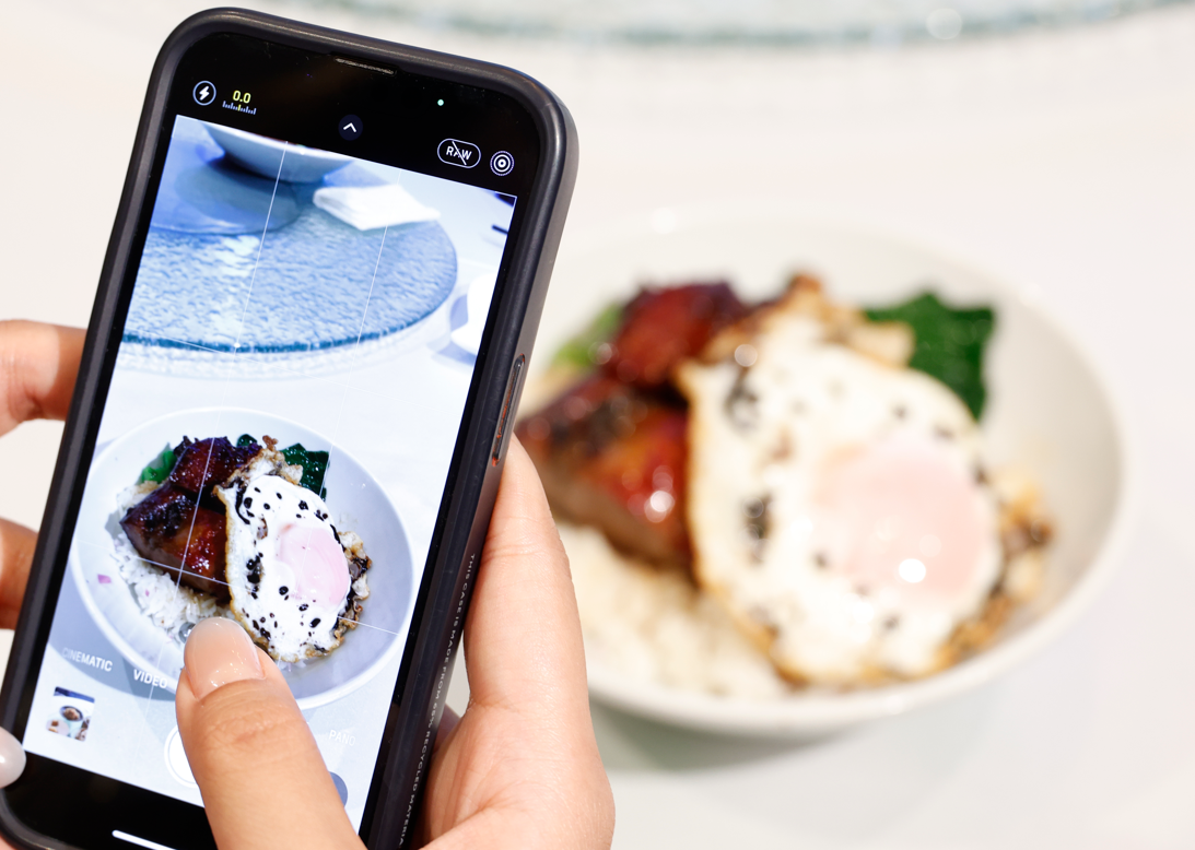 馬師傅認為粵菜的精粹是「熱」,要有煙讓客人聞到香味才可,如果好花時間去擺碟,「相機食先」就得不償失了。(攝:林俊源)