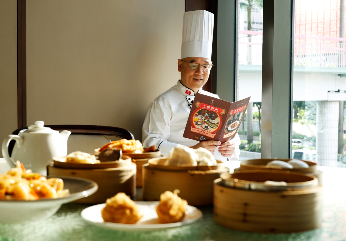 後來馬師傅亦笑言自己有很重的「職業病」,有時看到其他菜系的烹調方法有好的地方時他便會學習。(攝:林俊源)