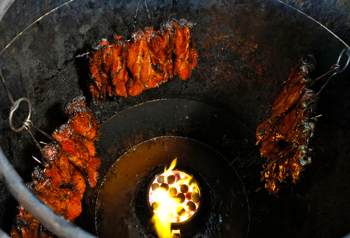 所以粵軒的菜式也便一直保持著傳統的風味,就好像他們遠近聞名的叉燒,便是一直保留傳統做法燒兩次,使其肉質焦香有彈性,是坊間絕無僅有的味道。(攝:林俊源)