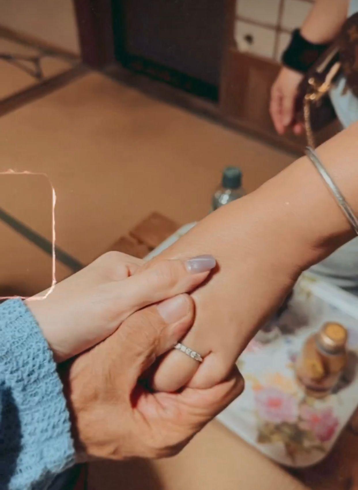 裕美公開一家三口拖手影片,十分溫馨。