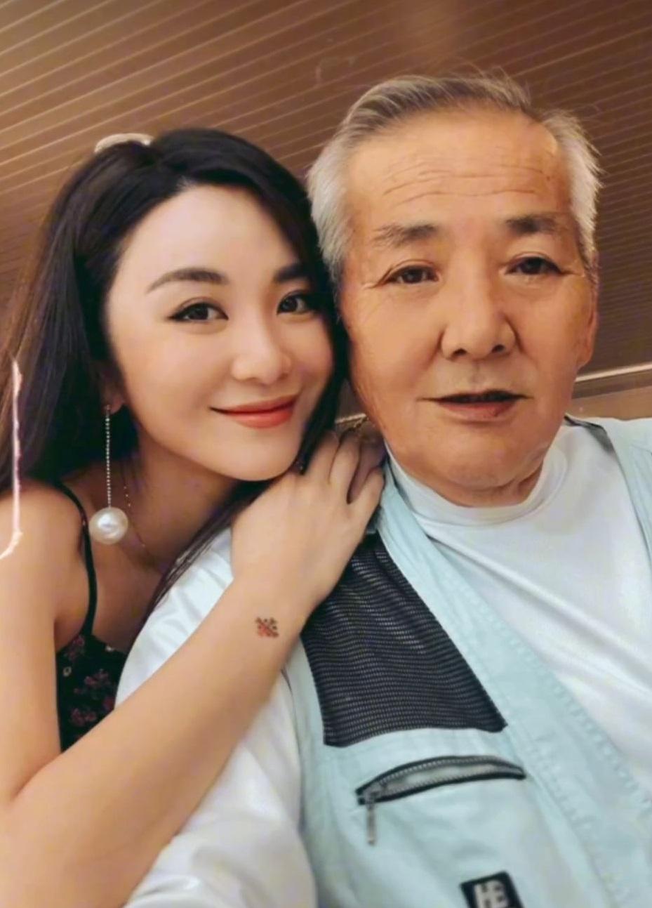 裕美上月底與母親重回鄕下,成功與失聯逾20年的父親團聚。