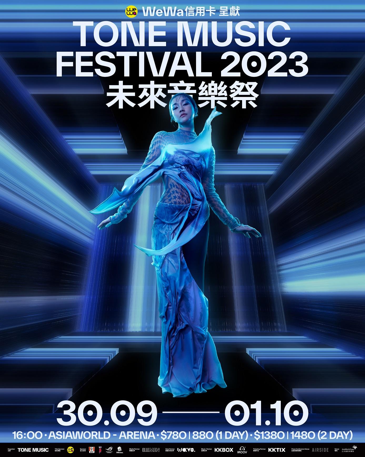 謝安琪(Kay)穿上立體鯨魚套裝。