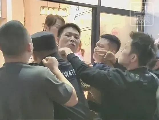 警方趕來將打人男子制伏。(圖/翻攝麥浪視頻)