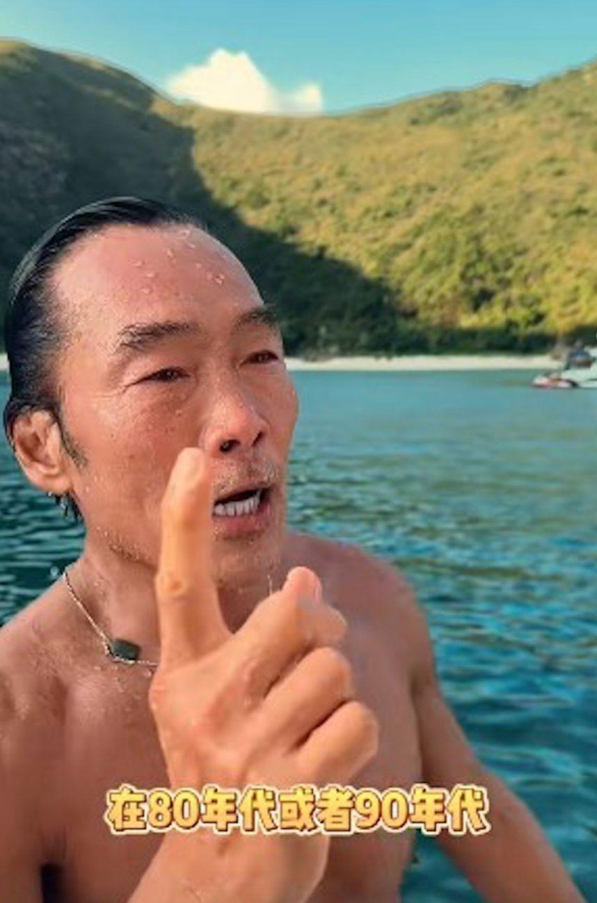 鄭浩南搭遊艇出海玩水,大騷精壯身材。