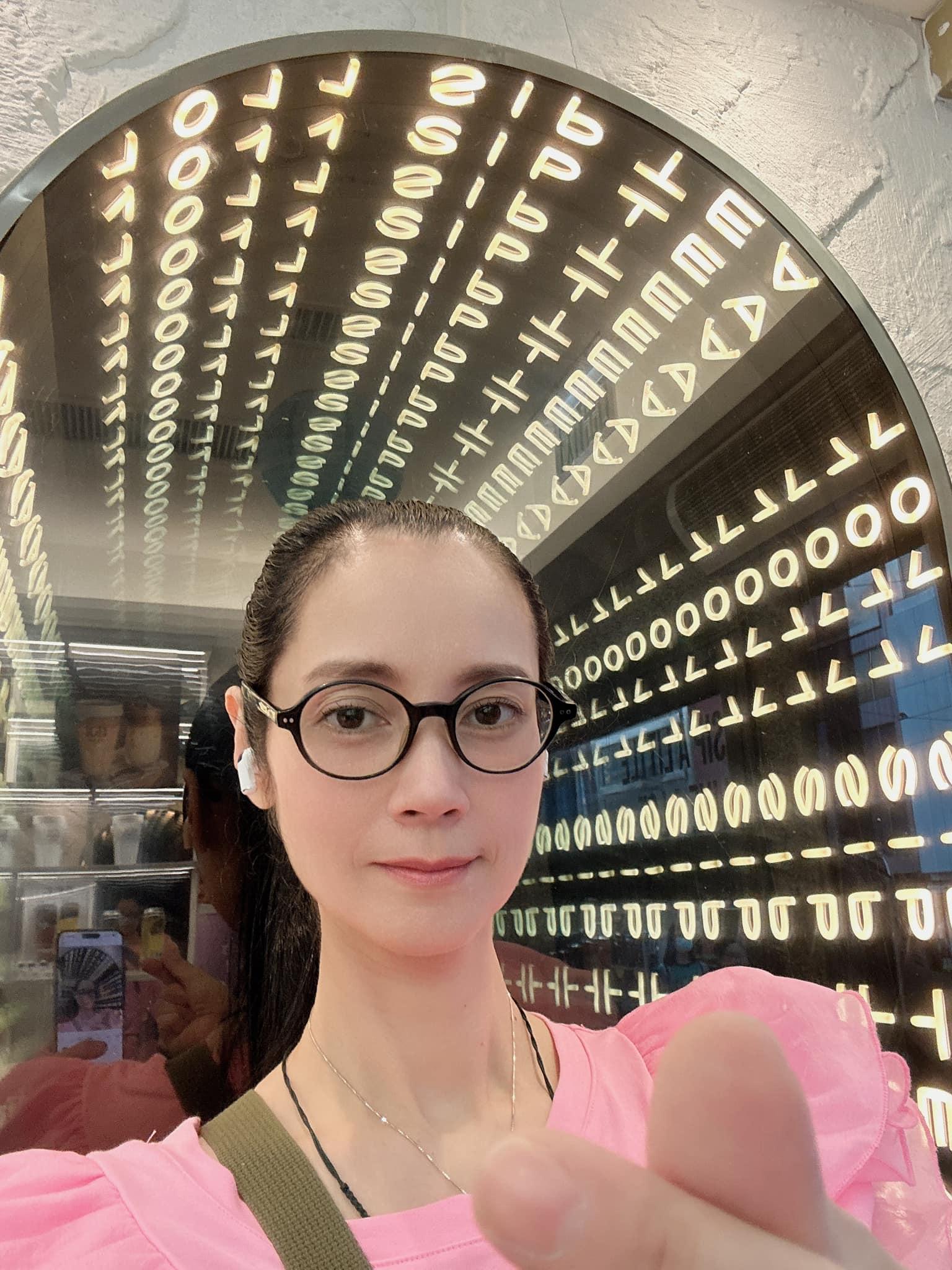 鄭艷麗今日更新facebook,公開最新近況。