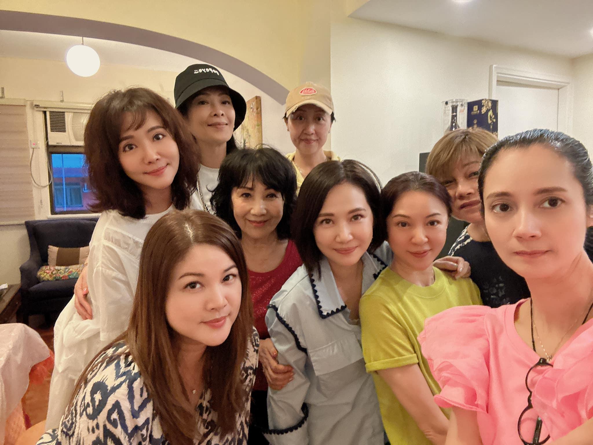 鄭艷麗氣色尚算不錯。