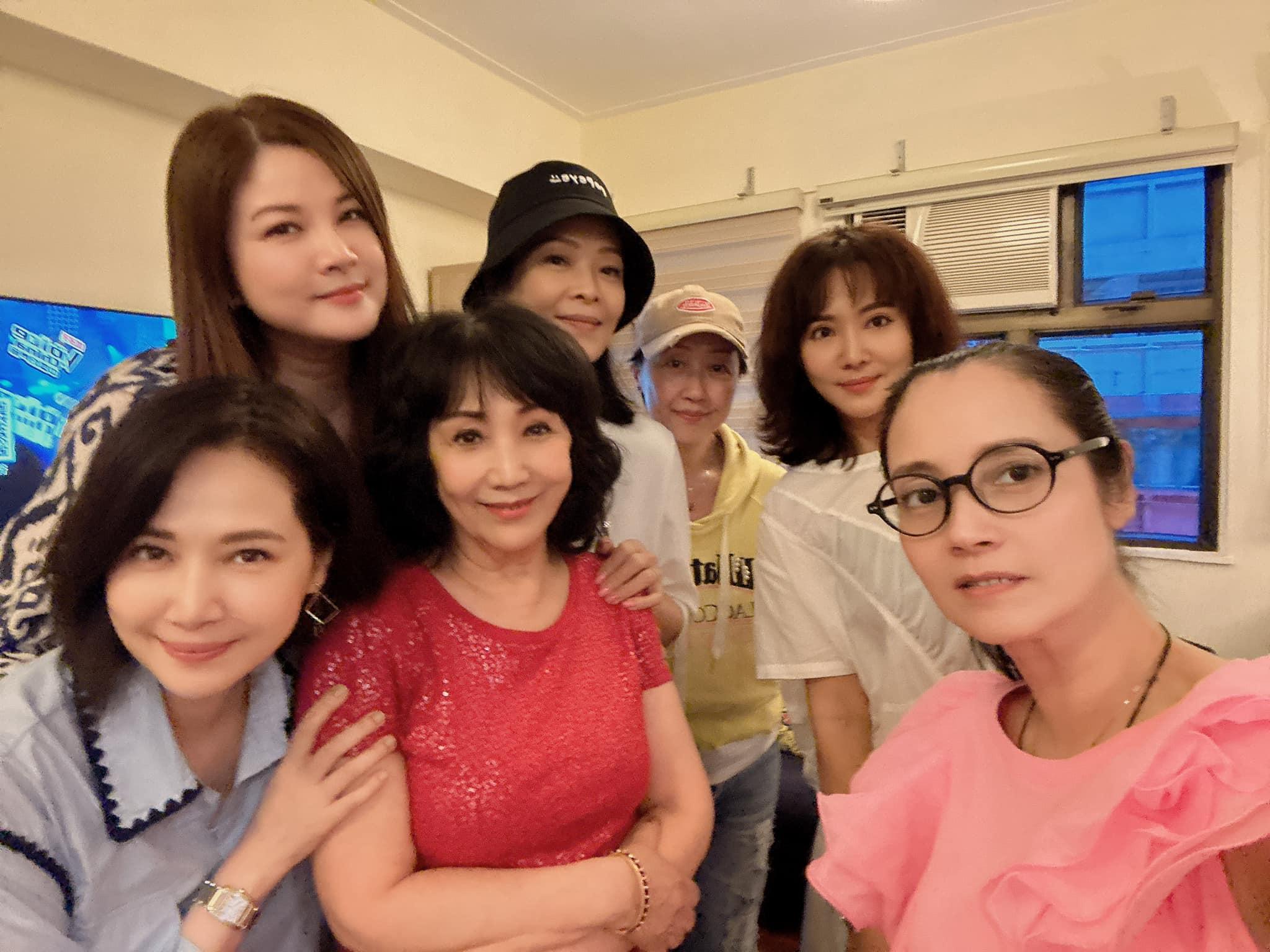 鄭艷麗今日賀好朋友生日。