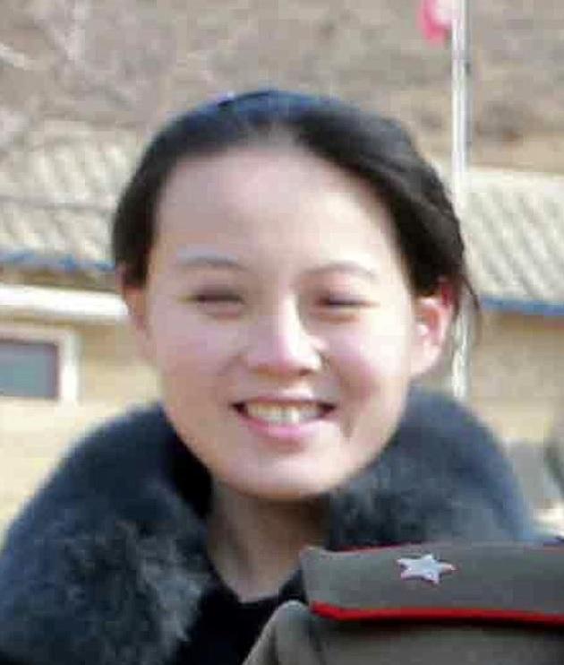 早年的金與正,有些青澀。(資料圖片)