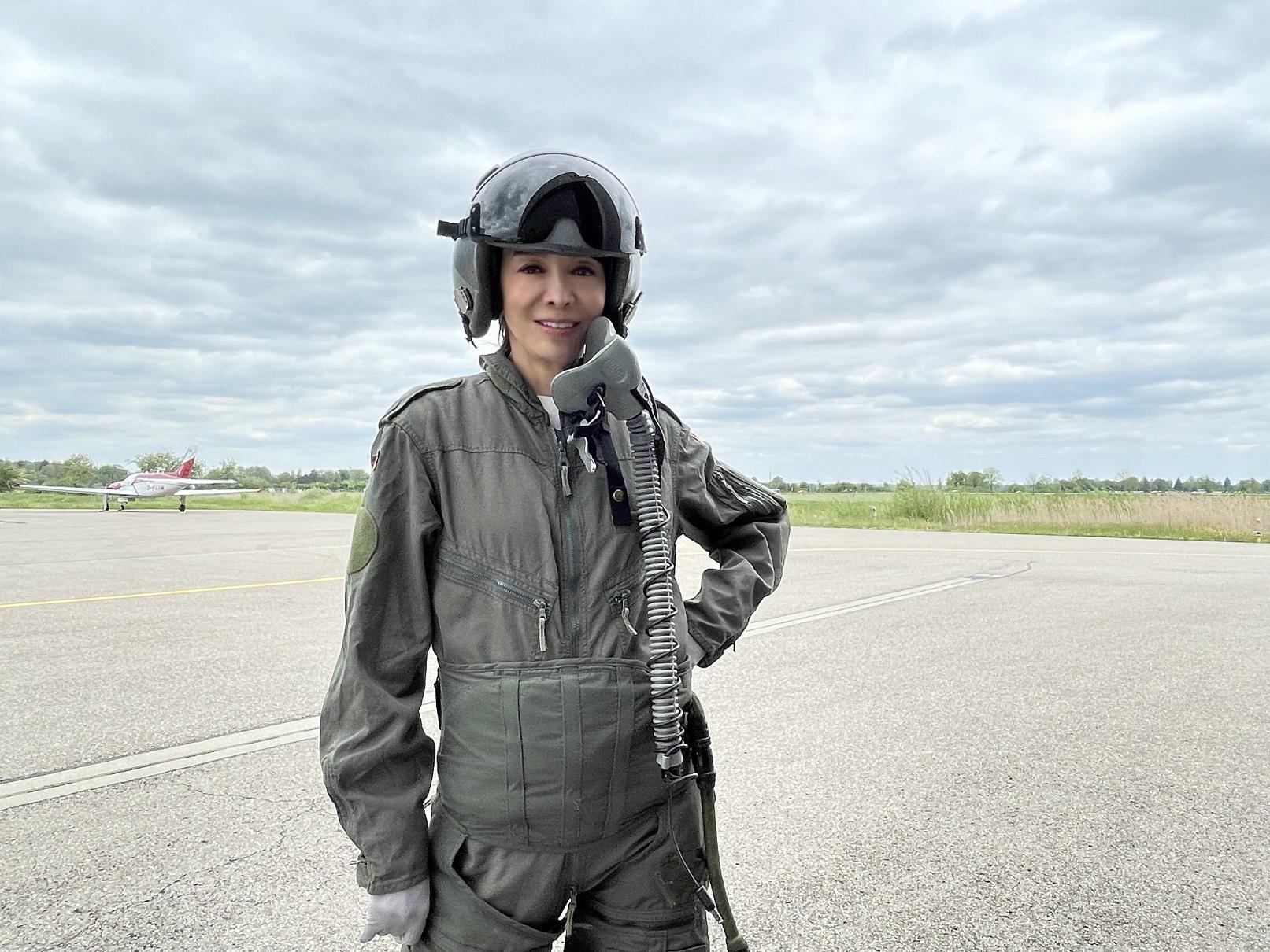 Do姐整裝待發,準備登上戰機。