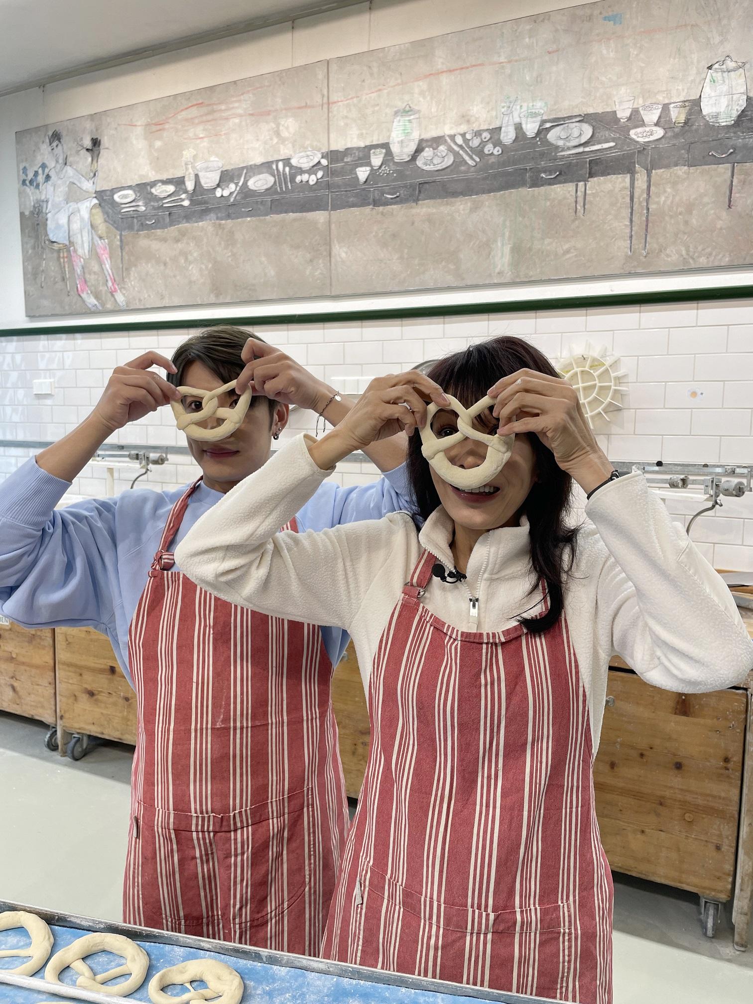 Do姐與嘉豪親手製作Pretzel。