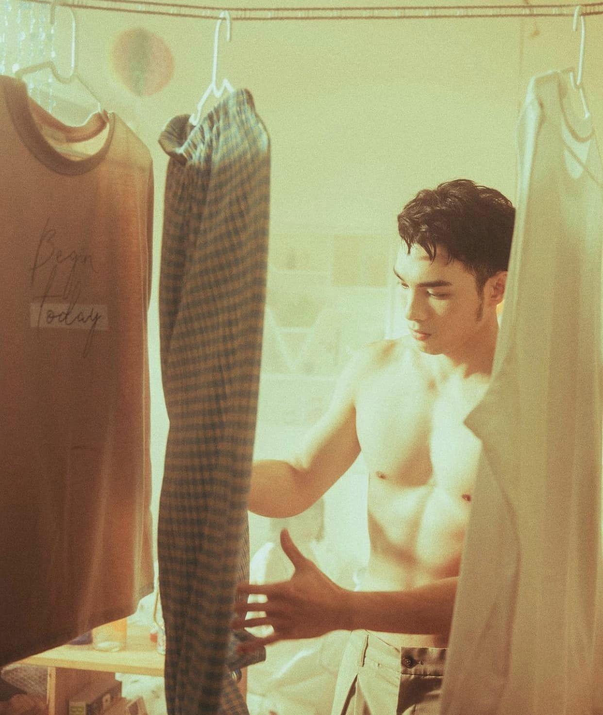 黃偉晉近年操出巨肌,相當有睇頭。