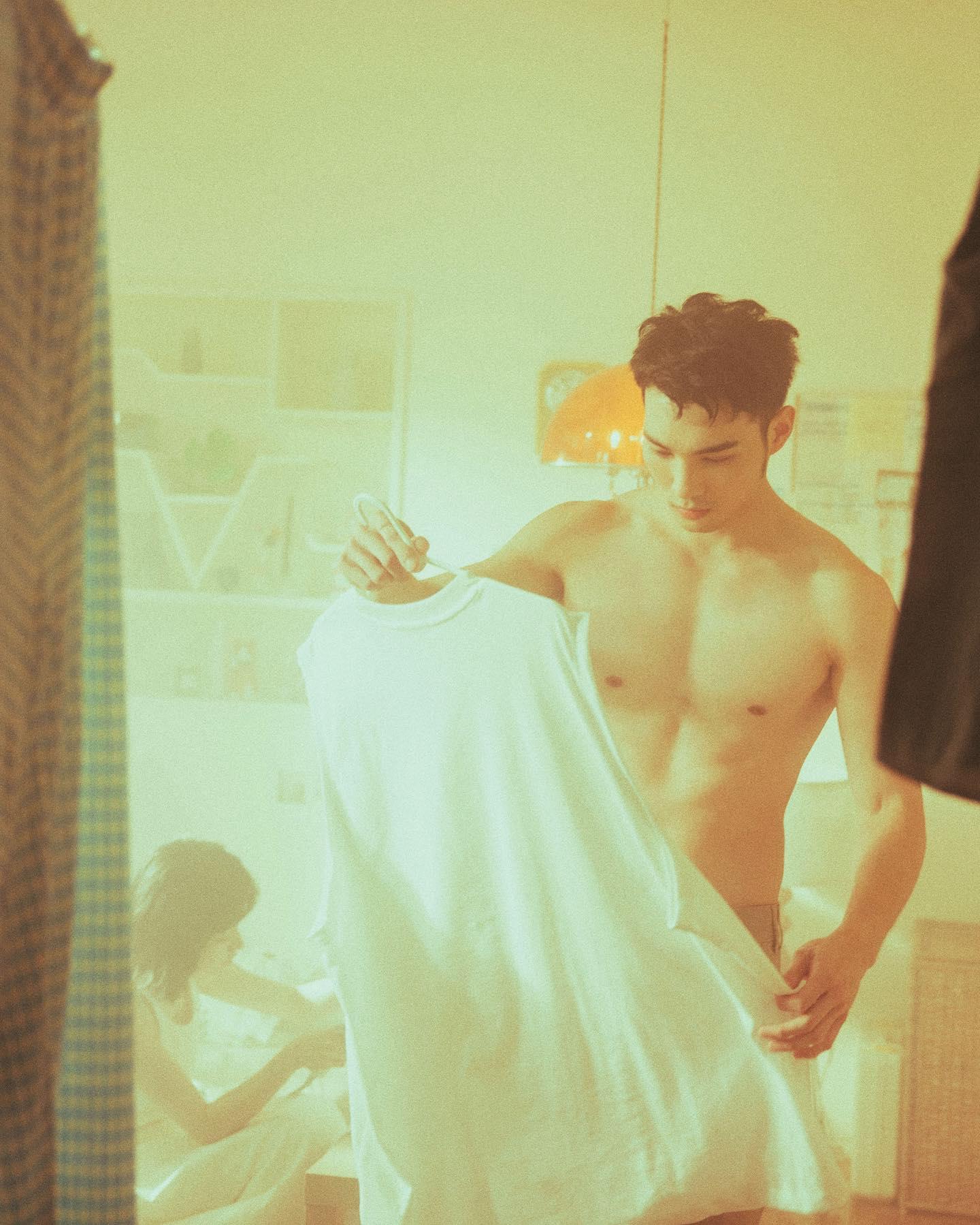 黃偉晉近年操出巨肌,相當有睇頭。