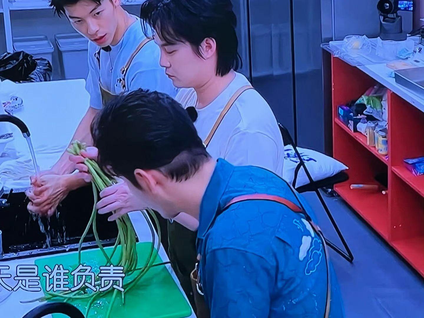 黃曉明由側面到背面,也不難發現假髮的穿崩位。