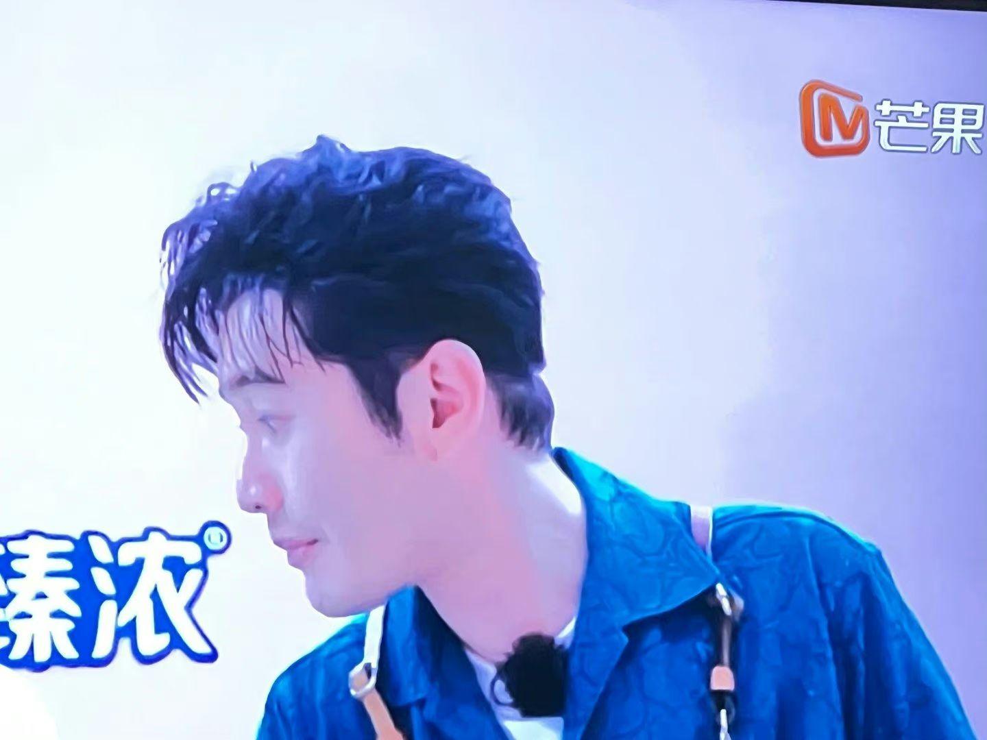 黃曉明的頭髮被指就像戴上帽一樣。