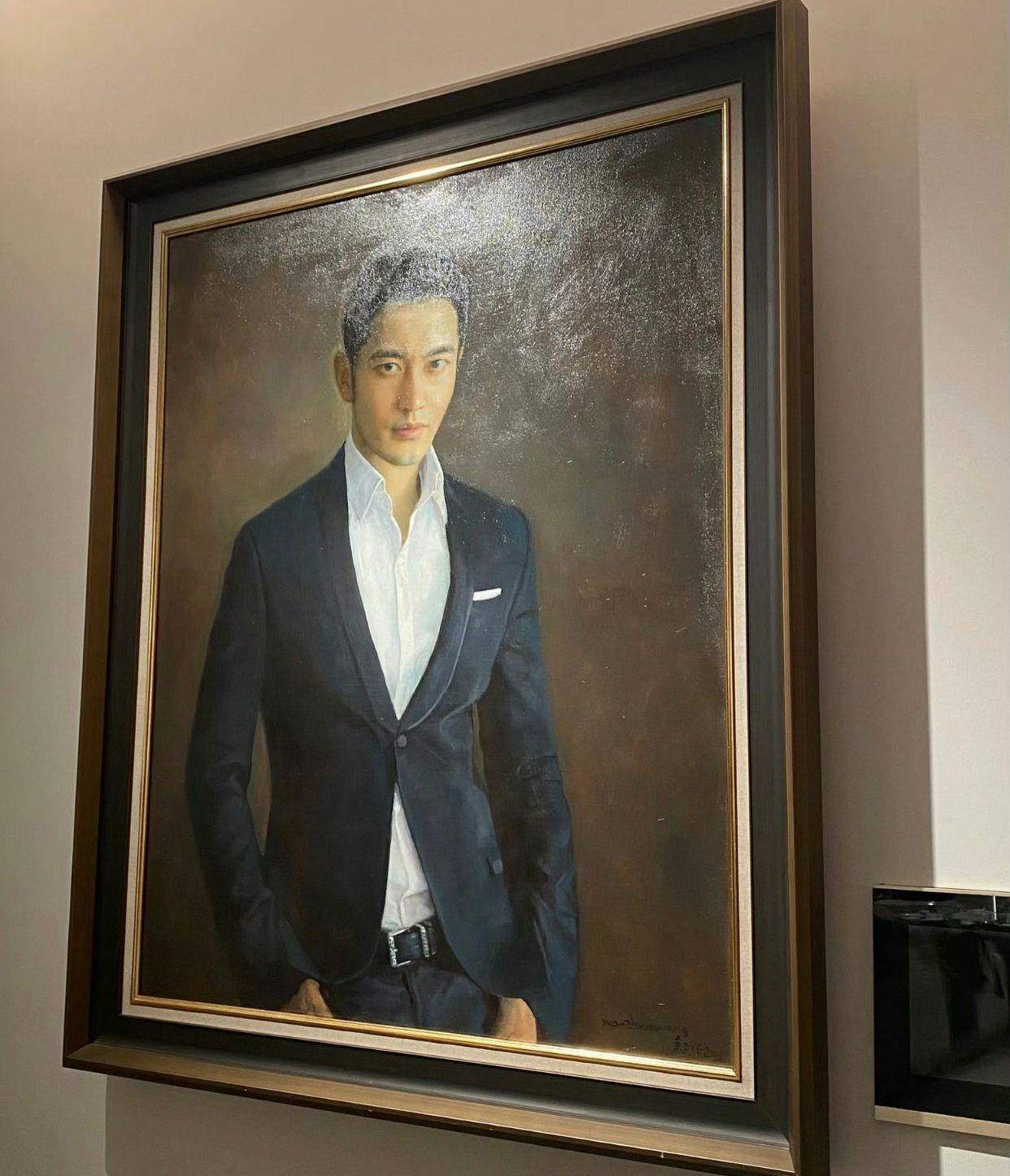 黃曉明的豪宅內掛上自己的肖像油畫。