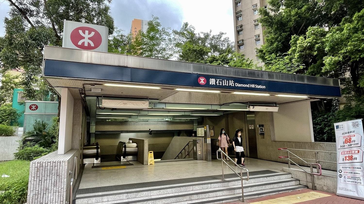 龍蟠苑位處港鐵鑽石山站出口旁,鄰近亦有不少巴士線前往各區,交通非常便利。