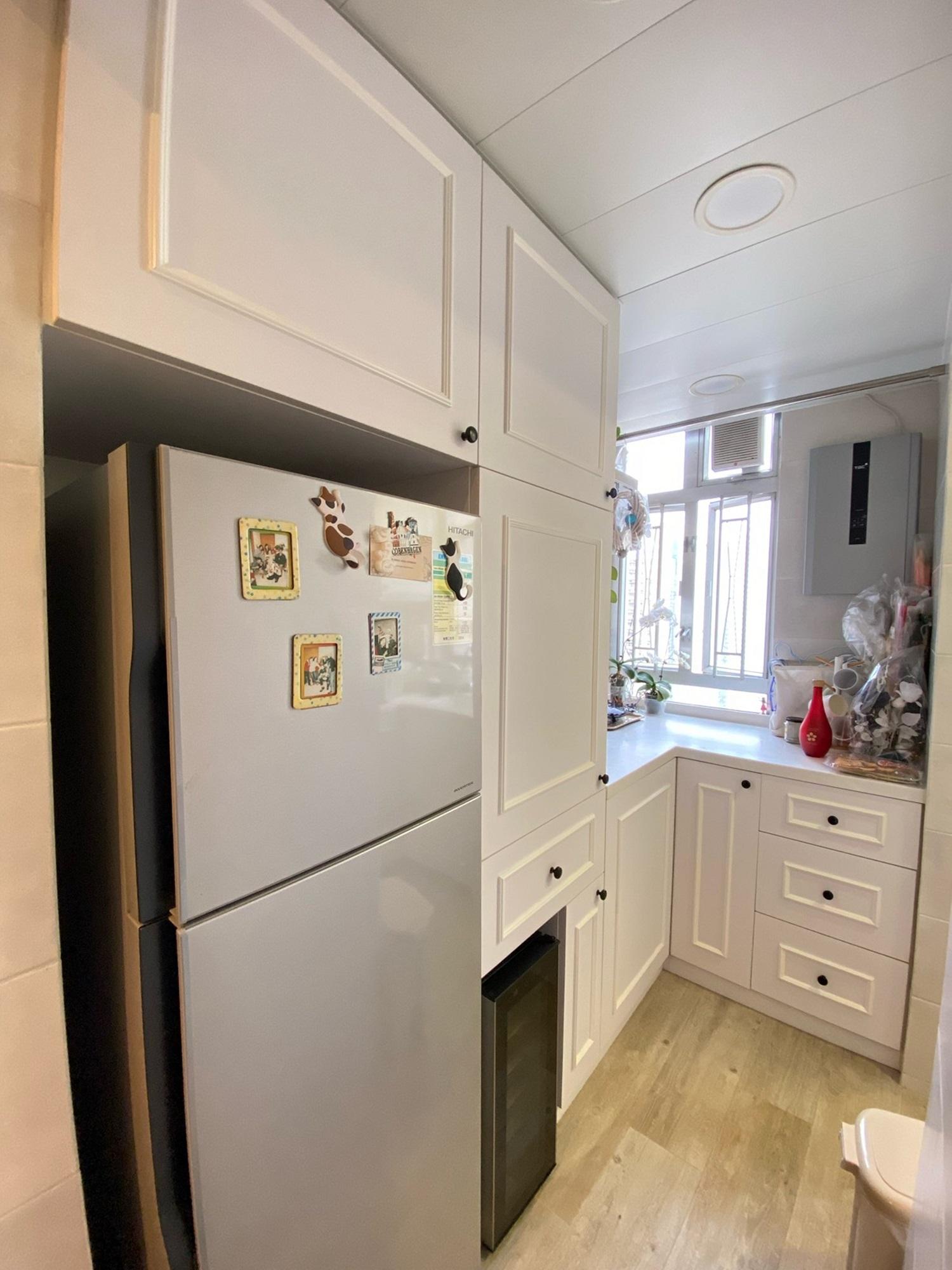 廚房配套新淨,收納櫃亦足。