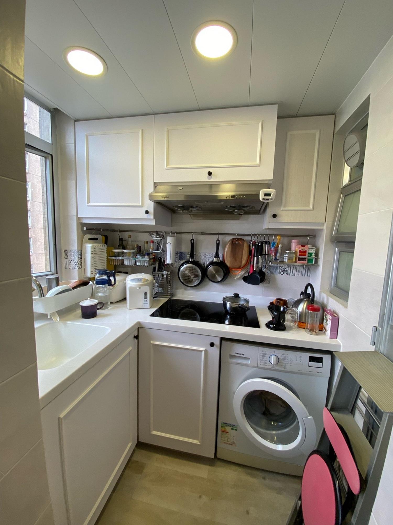 白色主調的廚房,設計簡約耐看。