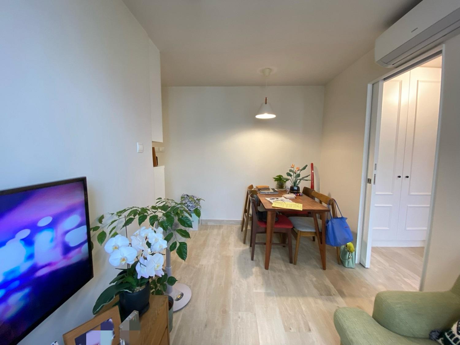 飯廳一端空間闊落,旁邊的睡房採趟門設計,有助提升空間實用度。